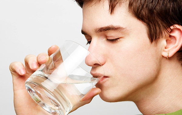 Cách chống nắng cho nam bằng việc uống nhiều nước