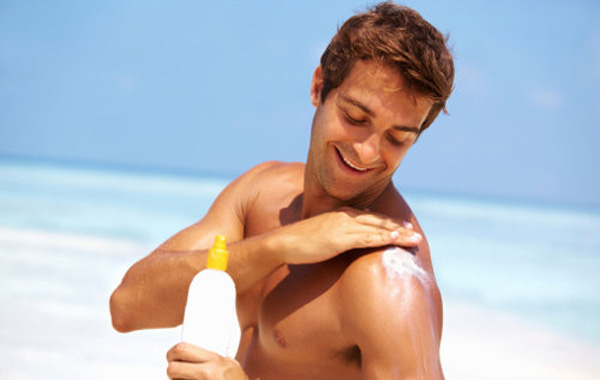 Sử dụng kem chống nắng cho nam khi đi biển là cách bảo vệ da tốt nhât